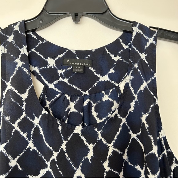 Forever 21 Windowpane Sleeveless Blouse - Picture 5 of 11